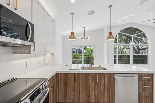 9613 NW 8th Circle, Plantation, FL 33324