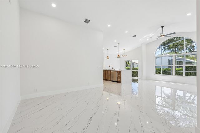 9613 NW 8th Circle, Plantation, FL 33324