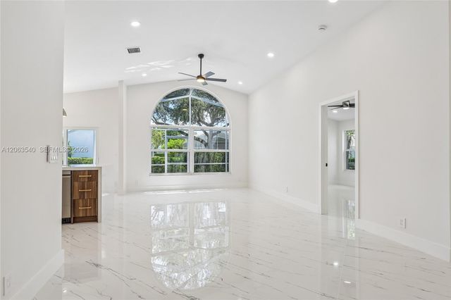 9613 NW 8th Circle, Plantation, FL 33324