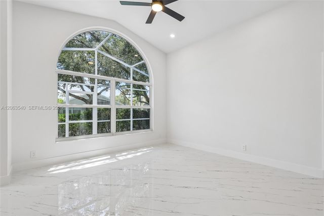 9613 NW 8th Circle, Plantation, FL 33324