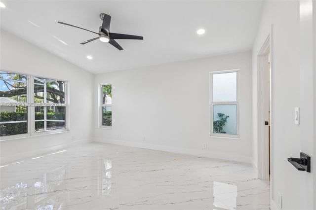 9613 NW 8th Circle, Plantation, FL 33324