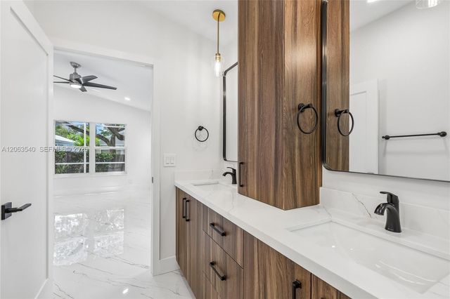9613 NW 8th Circle, Plantation, FL 33324