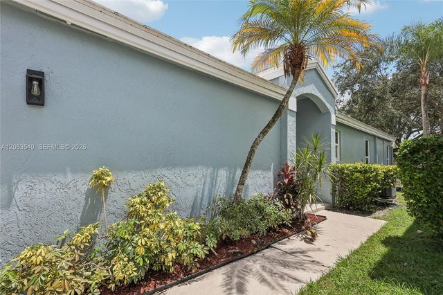 9613 NW 8th Circle, Plantation, FL 33324