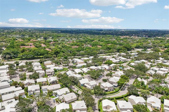 9613 NW 8th Circle, Plantation, FL 33324