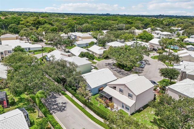 9613 NW 8th Circle, Plantation, FL 33324