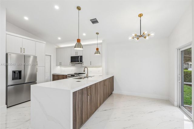 9613 NW 8th Circle, Plantation, FL 33324