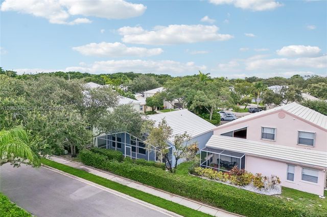 9613 NW 8th Circle, Plantation, FL 33324