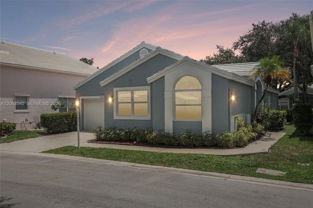 9613 NW 8th Circle, Plantation, FL 33324