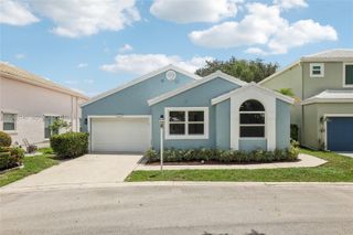 9613 NW 8th Circle, Plantation, FL 33324