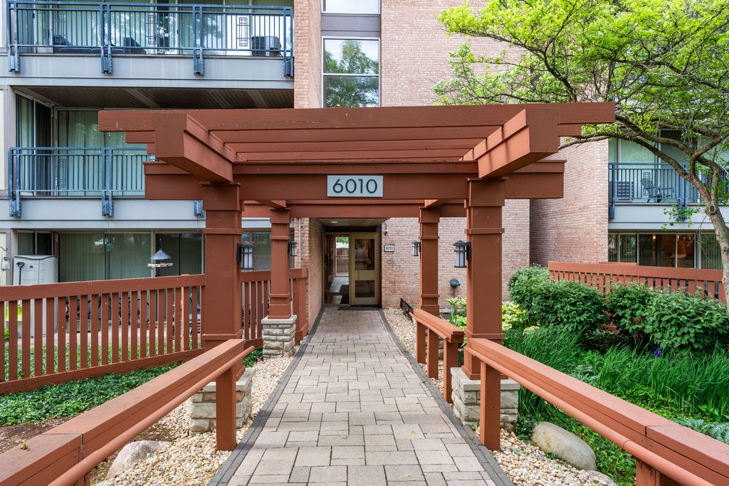 Image 2 of property listing at 6010 Oakwood Drive 6A, Lisle, IL 60532