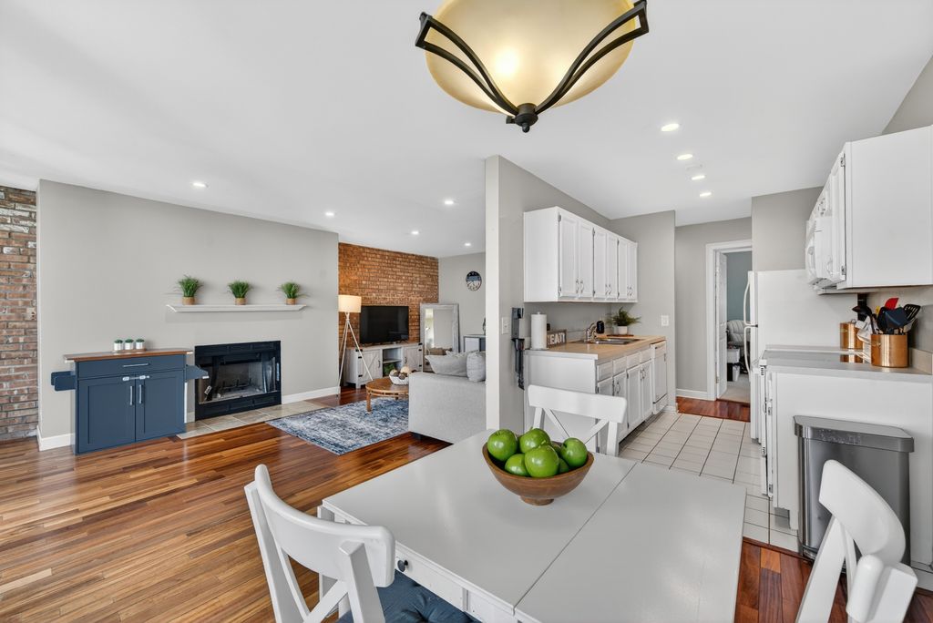 Image 11 of property listing at 6010 Oakwood Drive 6A, Lisle, IL 60532