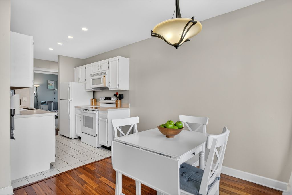 Image 12 of property listing at 6010 Oakwood Drive 6A, Lisle, IL 60532