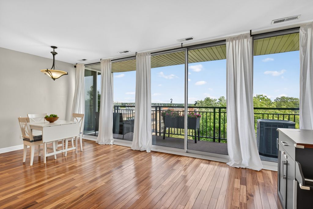 Image 13 of property listing at 6010 Oakwood Drive 6A, Lisle, IL 60532