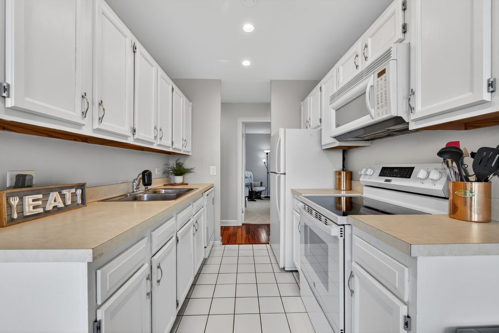 Image 15 of property listing at 6010 Oakwood Drive 6A, Lisle, IL 60532