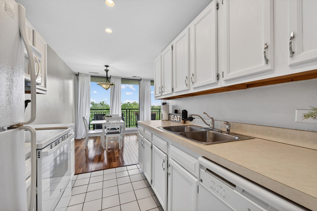 Image 16 of property listing at 6010 Oakwood Drive 6A, Lisle, IL 60532