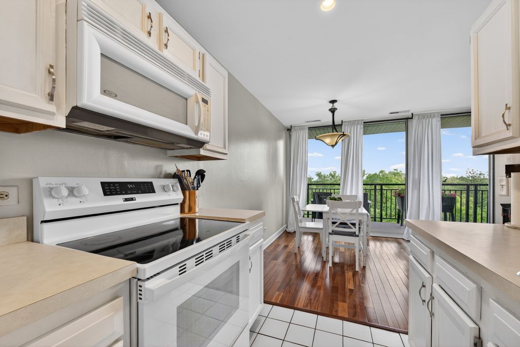 Image 17 of property listing at 6010 Oakwood Drive 6A, Lisle, IL 60532