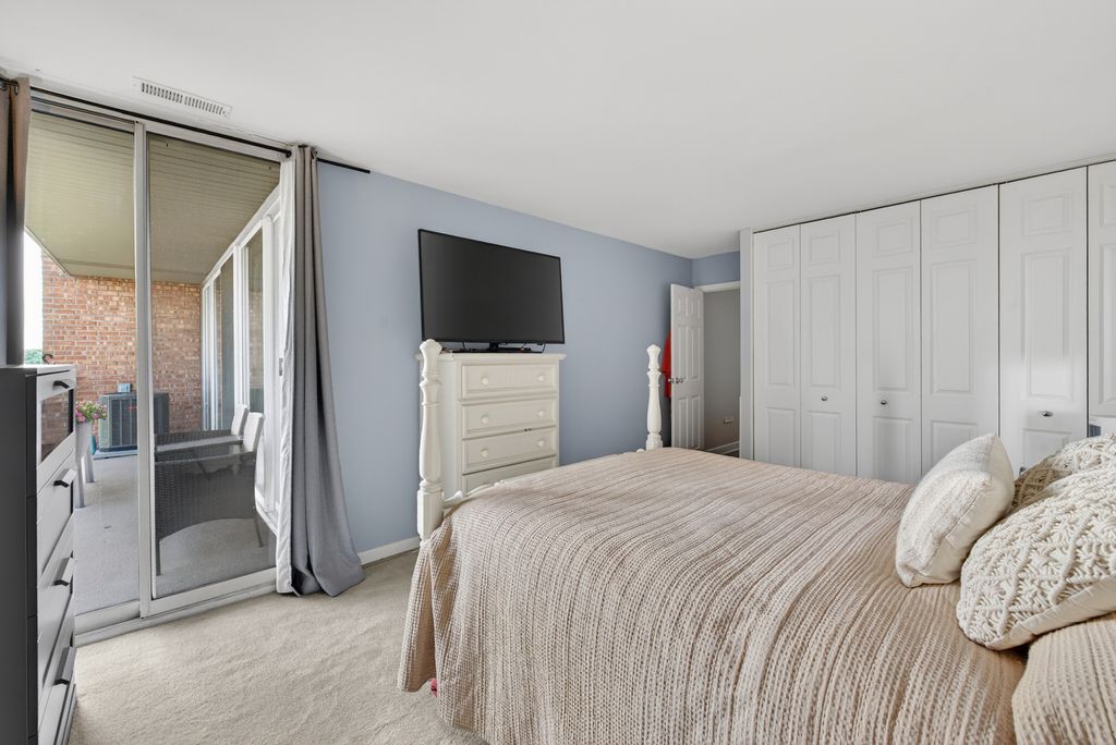 Image 18 of property listing at 6010 Oakwood Drive 6A, Lisle, IL 60532