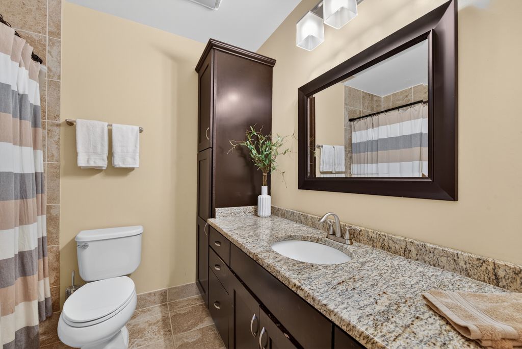 Image 19 of property listing at 6010 Oakwood Drive 6A, Lisle, IL 60532