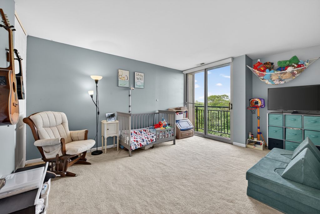 Image 20 of property listing at 6010 Oakwood Drive 6A, Lisle, IL 60532
