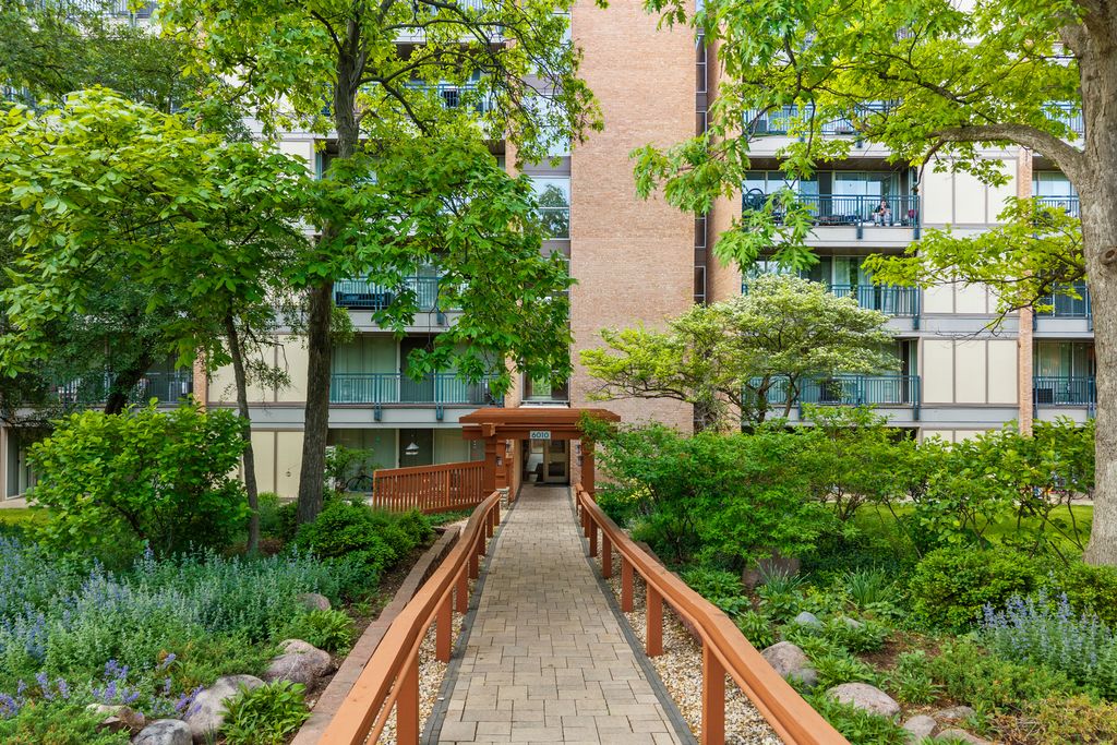 Image 3 of property listing at 6010 Oakwood Drive 6A, Lisle, IL 60532