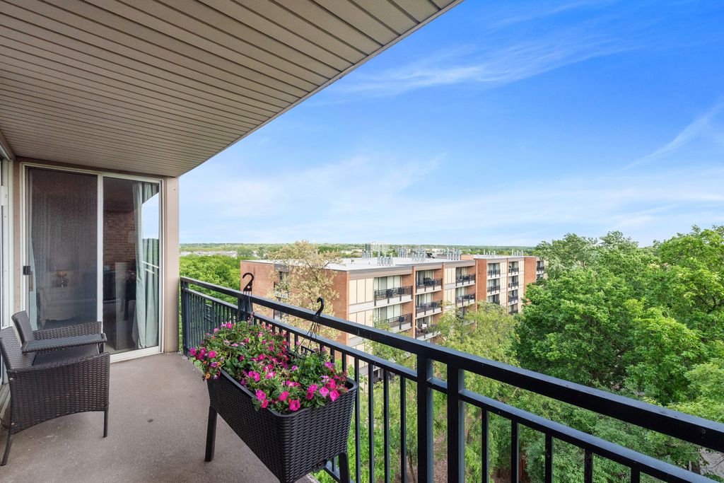 Image 22 of property listing at 6010 Oakwood Drive 6A, Lisle, IL 60532