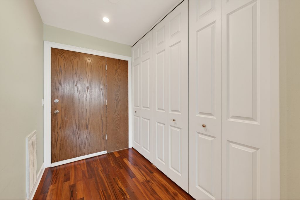 Image 24 of property listing at 6010 Oakwood Drive 6A, Lisle, IL 60532