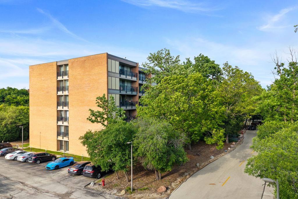 Image 27 of property listing at 6010 Oakwood Drive 6A, Lisle, IL 60532