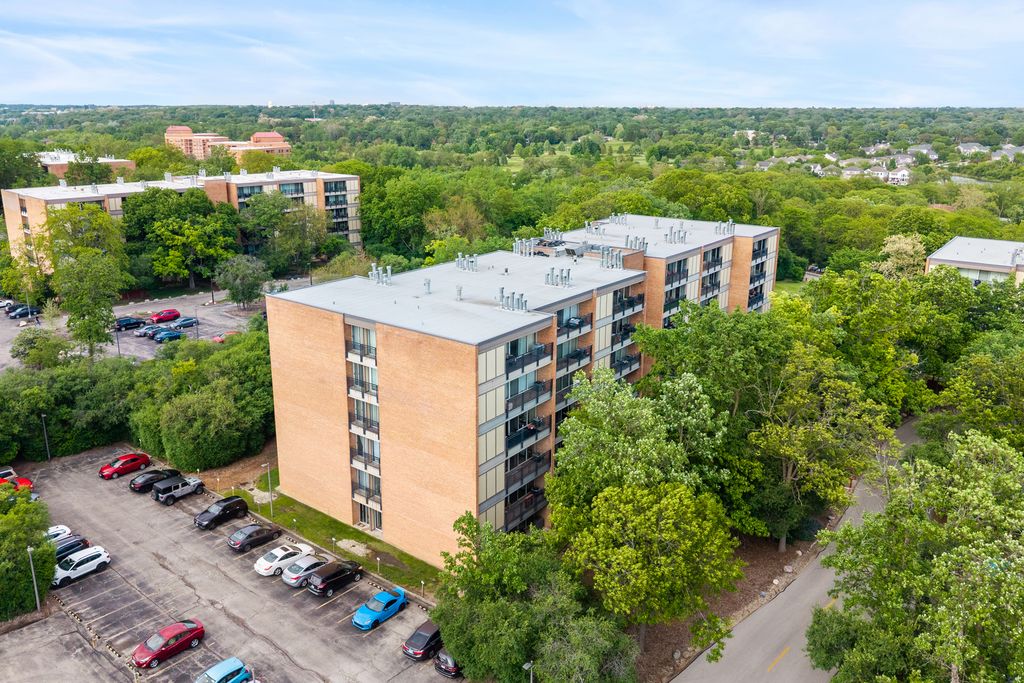 Image 28 of property listing at 6010 Oakwood Drive 6A, Lisle, IL 60532