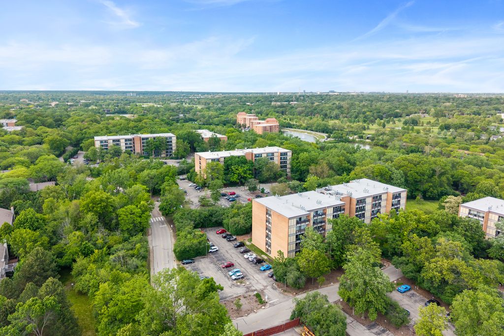 Image 29 of property listing at 6010 Oakwood Drive 6A, Lisle, IL 60532
