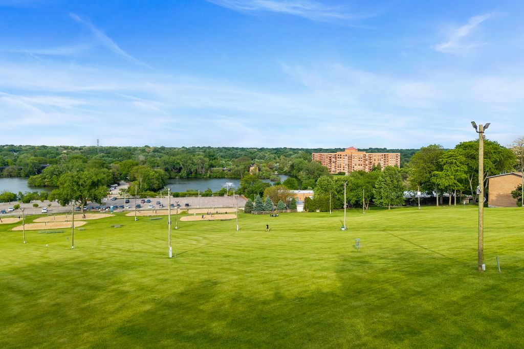Image 31 of property listing at 6010 Oakwood Drive 6A, Lisle, IL 60532