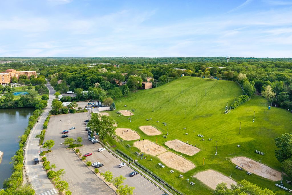 Image 32 of property listing at 6010 Oakwood Drive 6A, Lisle, IL 60532