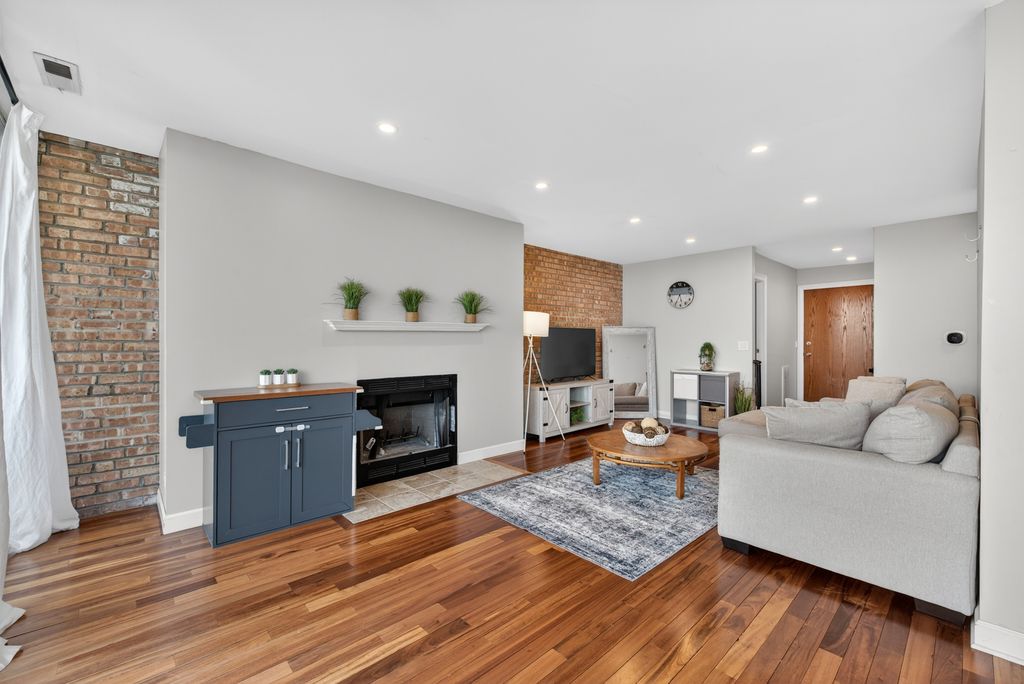 Image 6 of property listing at 6010 Oakwood Drive 6A, Lisle, IL 60532