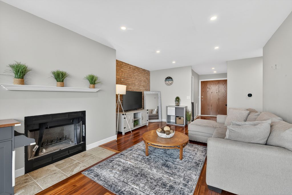 Image 9 of property listing at 6010 Oakwood Drive 6A, Lisle, IL 60532