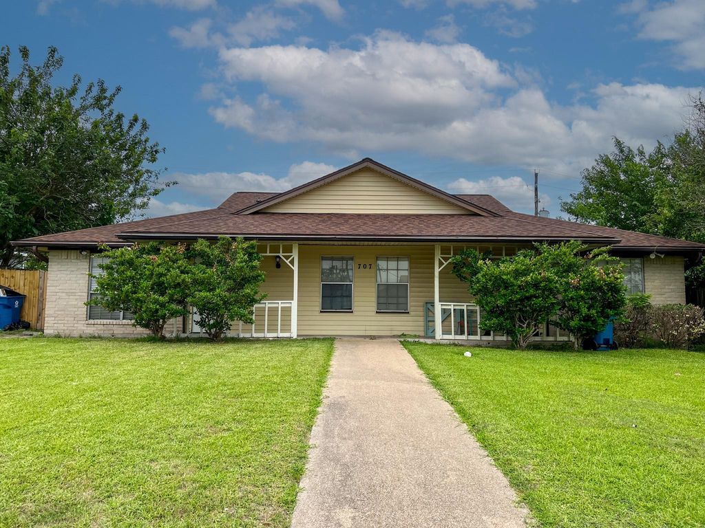 707 Ruth Ct, Unit A, Navasota, TX 77868