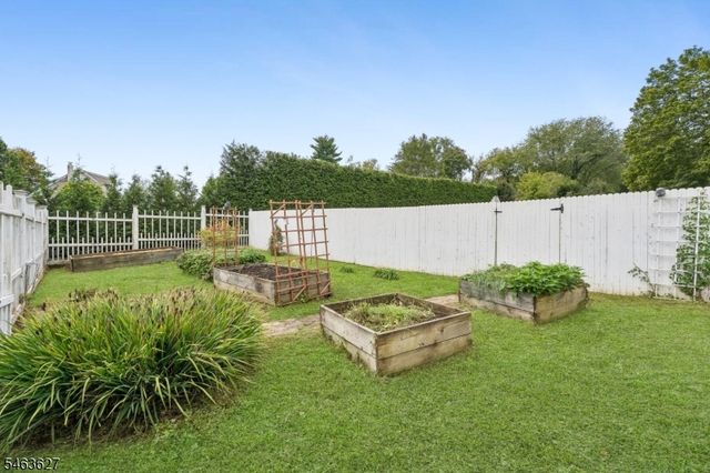 17 Cherry Ln, Mendham Twp., NJ 07945