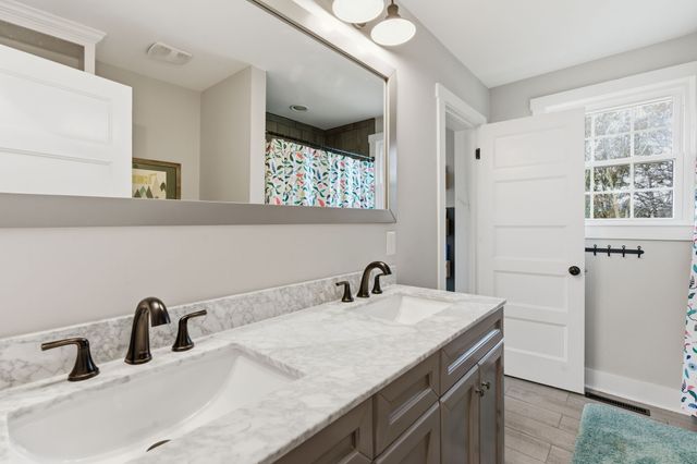 228 Lakeside Park Dr, Hendersonville, TN 37075