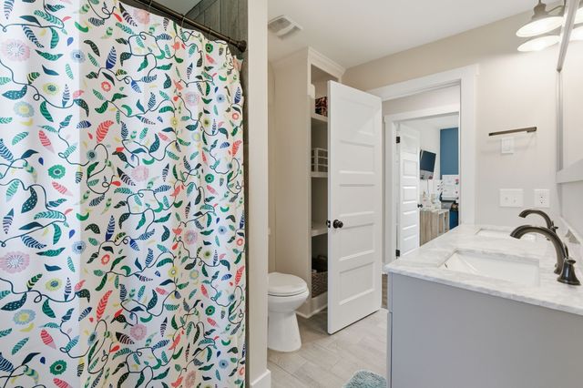 228 Lakeside Park Dr, Hendersonville, TN 37075