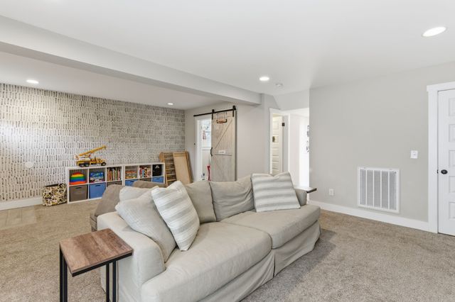 228 Lakeside Park Dr, Hendersonville, TN 37075