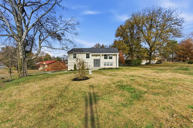 228 Lakeside Park Dr, Hendersonville, TN 37075