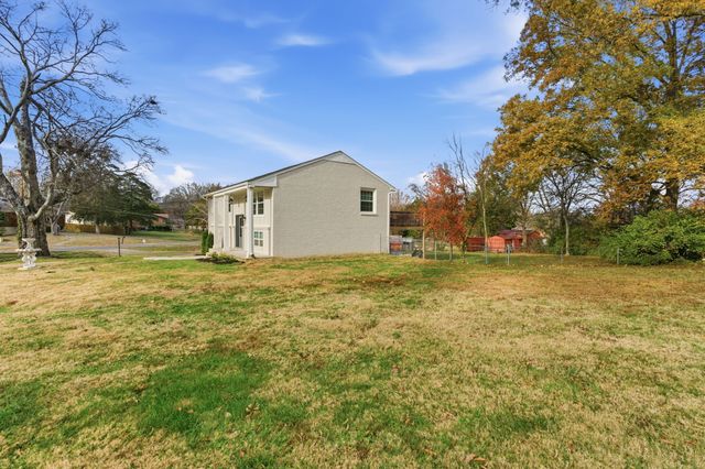 228 Lakeside Park Dr, Hendersonville, TN 37075