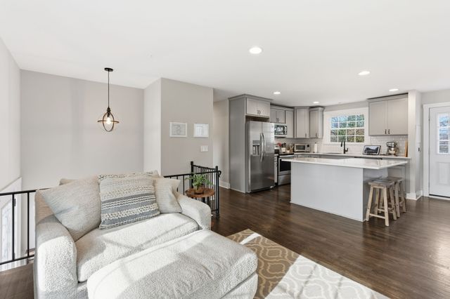 228 Lakeside Park Dr, Hendersonville, TN 37075