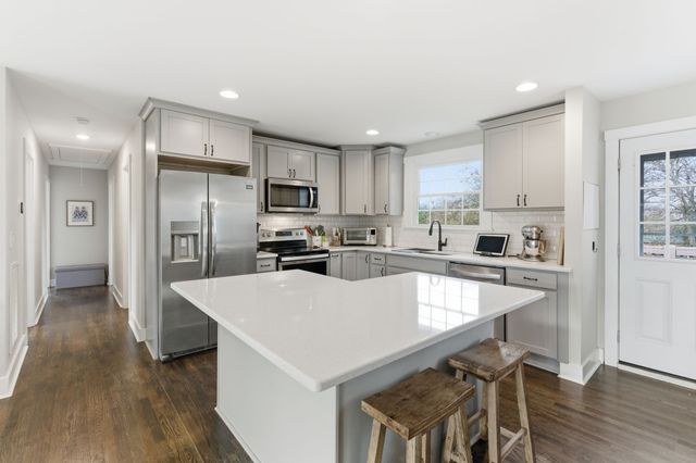 228 Lakeside Park Dr, Hendersonville, TN 37075