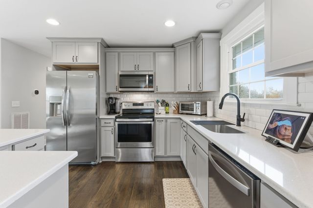 228 Lakeside Park Dr, Hendersonville, TN 37075