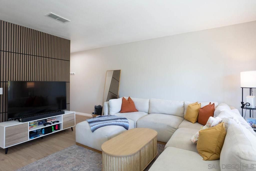 Image 2 of property listing at 4241 Mesa Vista Way, Unit 5, Oceanside, CA 92057