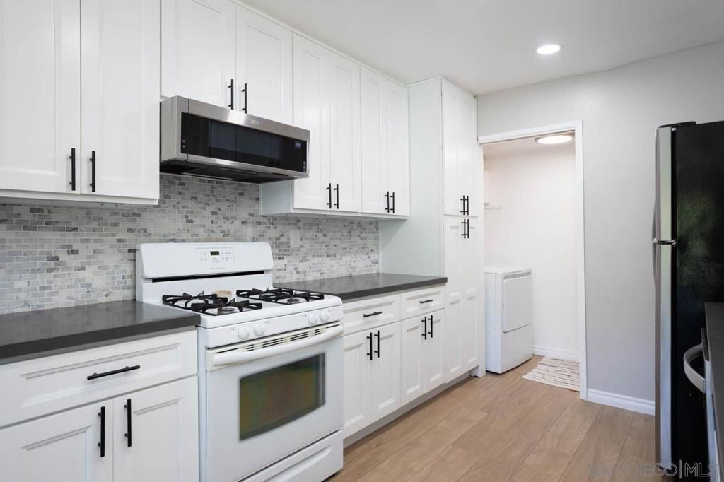 Image 3 of property listing at 4241 Mesa Vista Way, Unit 5, Oceanside, CA 92057