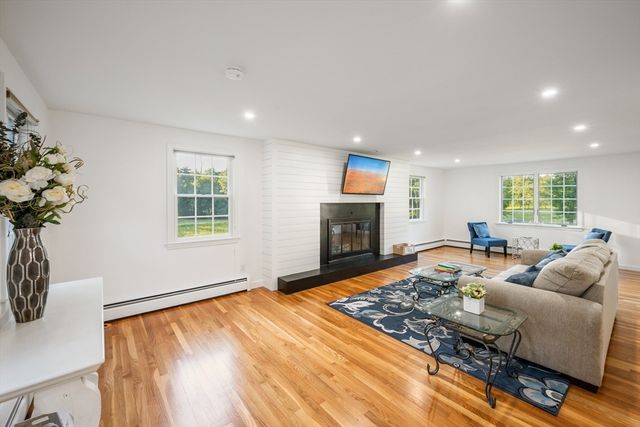11 Lawndale Rd, Tyngsborough, MA 01879