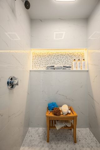 11 Lawndale Rd, Tyngsborough, MA 01879