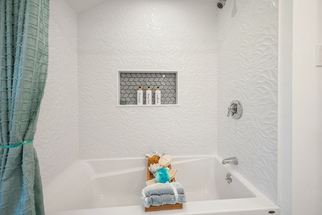 11 Lawndale Rd, Tyngsborough, MA 01879