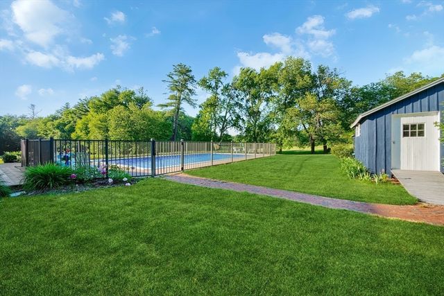 11 Lawndale Rd, Tyngsborough, MA 01879