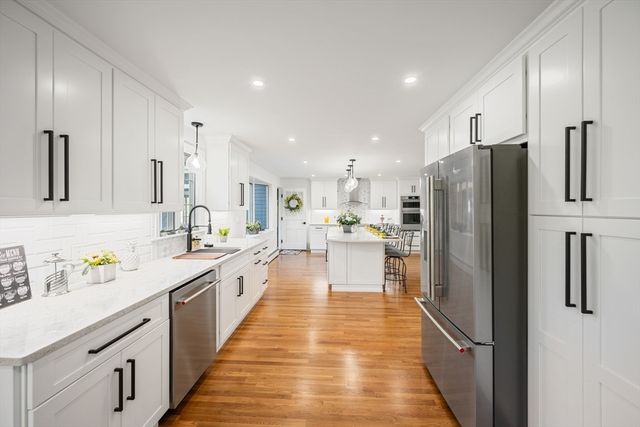 11 Lawndale Rd, Tyngsborough, MA 01879